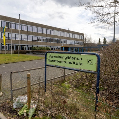 Luises Schule in Freudenberg: Vor dem Gebäude liegen Kerzen und Blumen in Gedenken an die getötete Zwölfjährige.