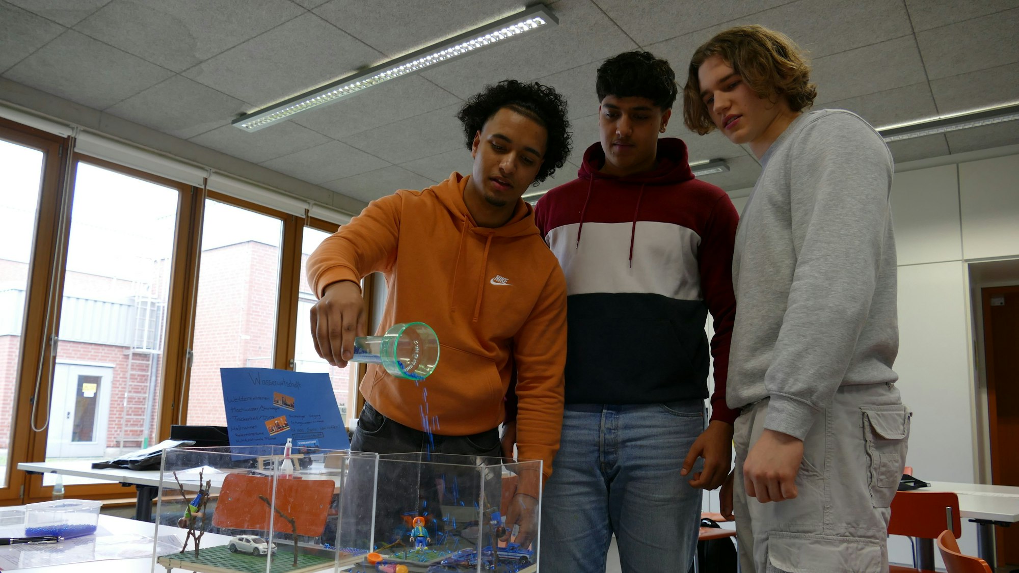 Drei Schüler testen ein weiteres Gerät.