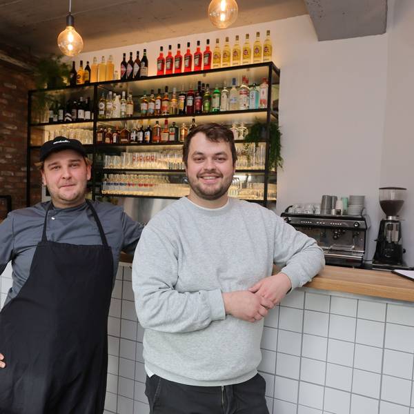 Der neue Küchenchef Marius Tong (links) und Benedikt Lammers an der Theke im neuen Restaurant Trapas.