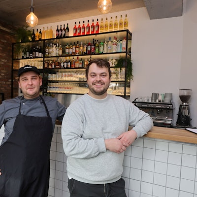 Der neue Küchenchef Marius Tong (links) und Benedikt Lammers an der Theke im neuen Restaurant Trapas.