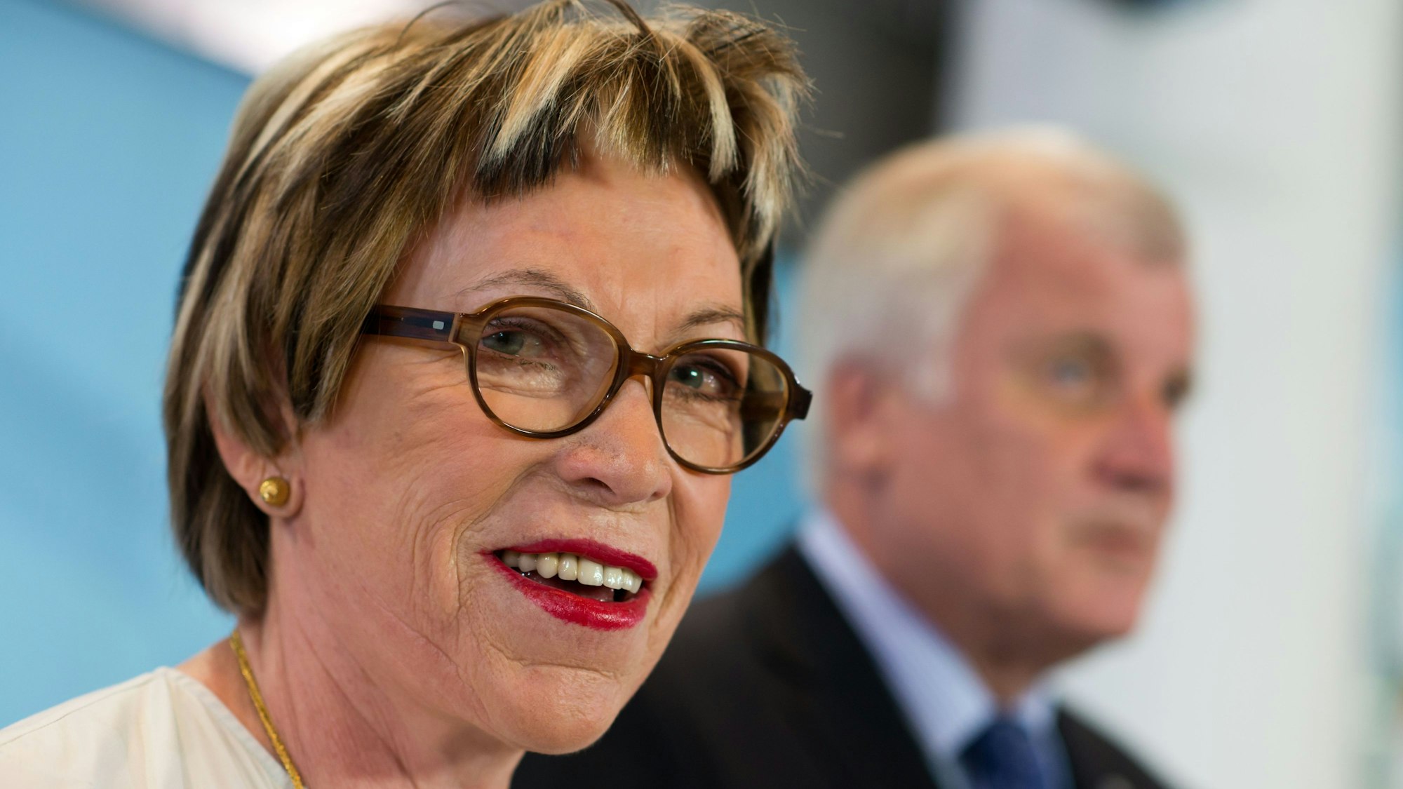 Ministerpräsident Horst Seehofer (CSU) und die Kunstsammlerin Ingvild Eva Regina Goetz stehen am 6. September 2013 in München (Bayern) zusammen.