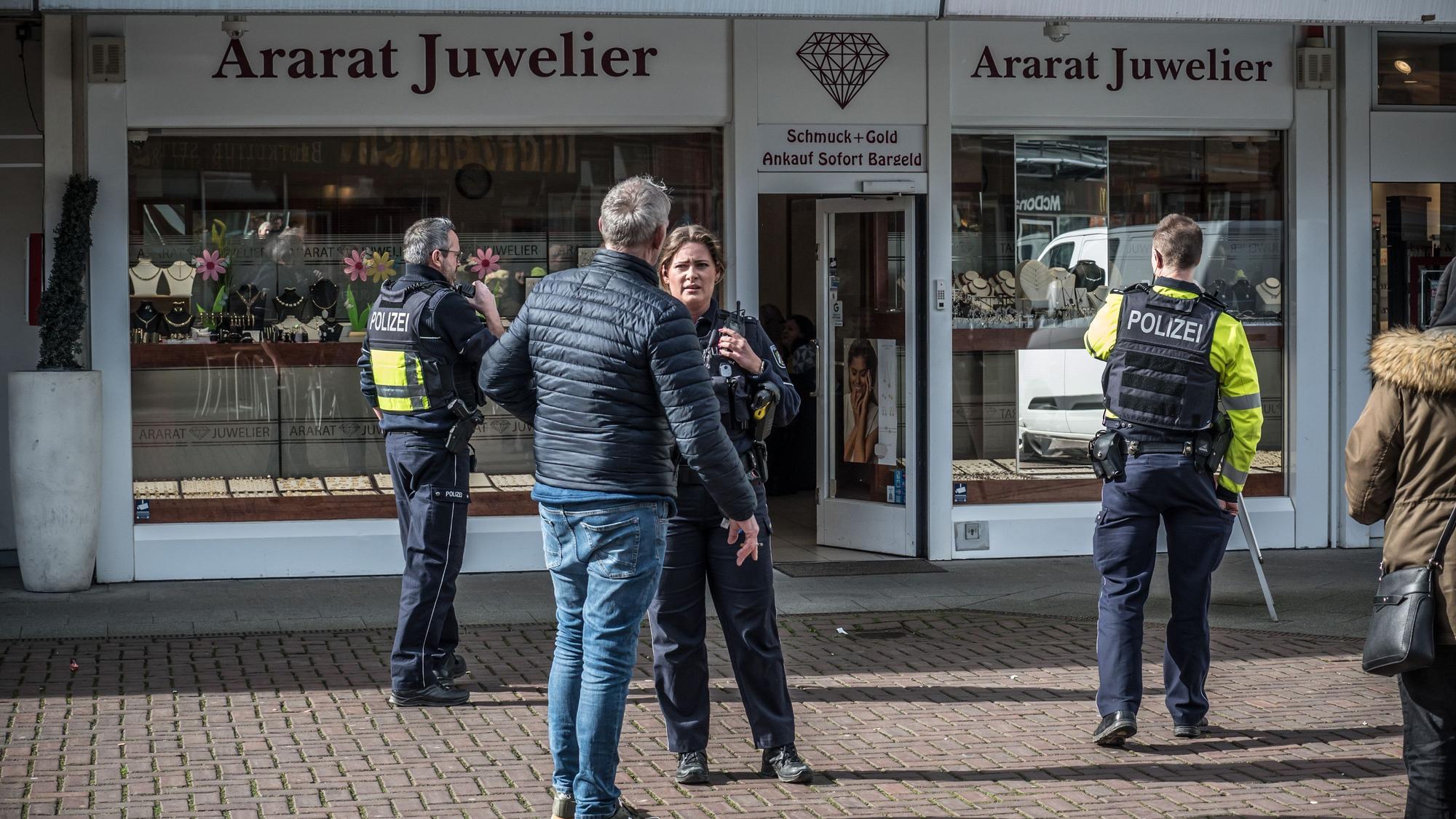 Die mutmaßlichen Täter sollen am 22. März 2023 einen Juwelierladen in Leverkusen überfallen haben. (Archivfoto)