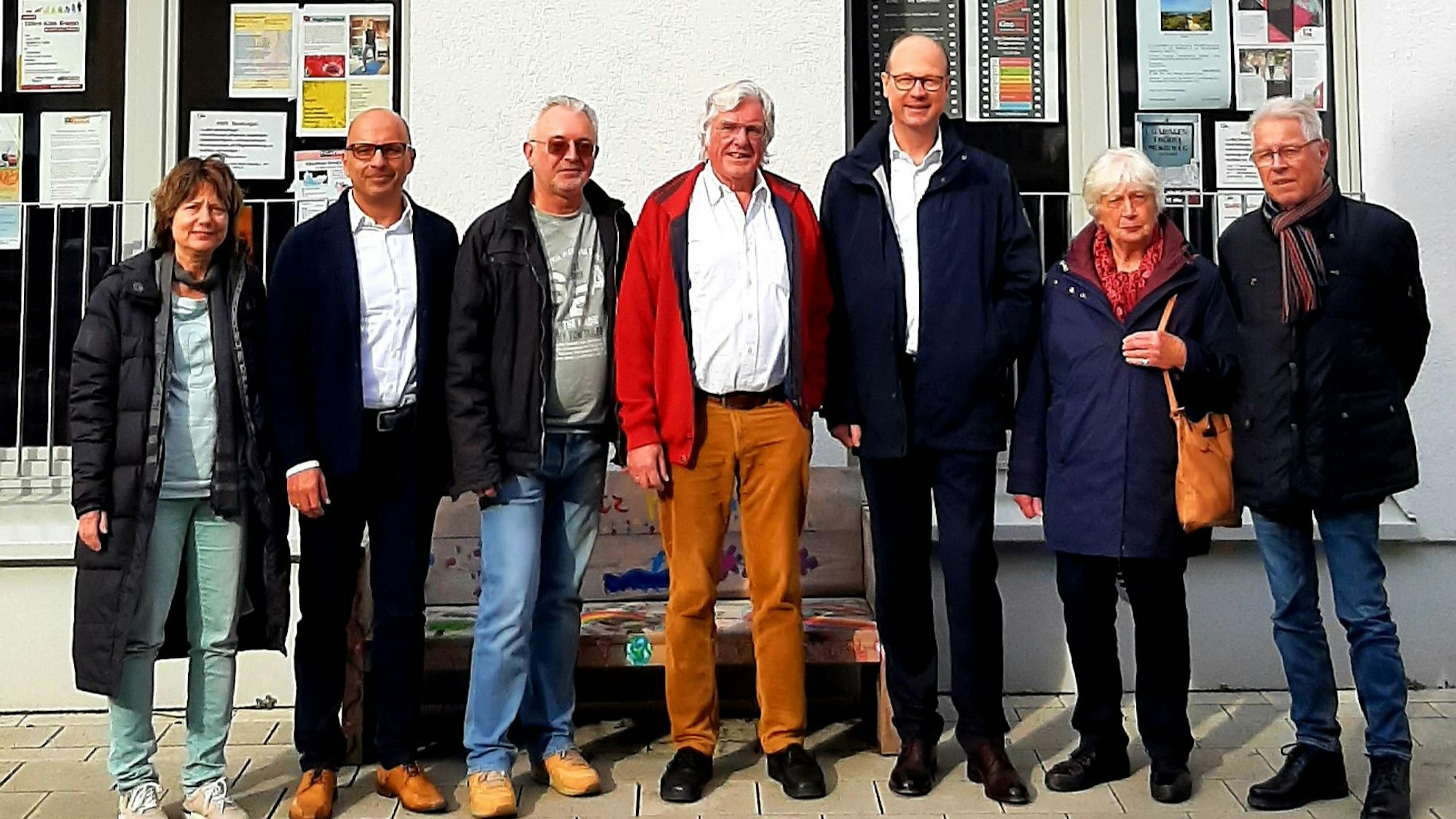 Das Team des Vereins "Wir für Leverkusen - ein starkes Stück Rheinland" vor der Villa Zündfunke in Hitdorf.