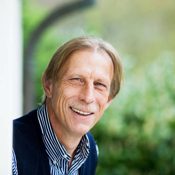 Fußballtrainer Christoph Daum am 19.04.2016 während eines dpa-Interviews in seinem Büro neben seiner Villa in Köln (Nordrhein-Westfalen).