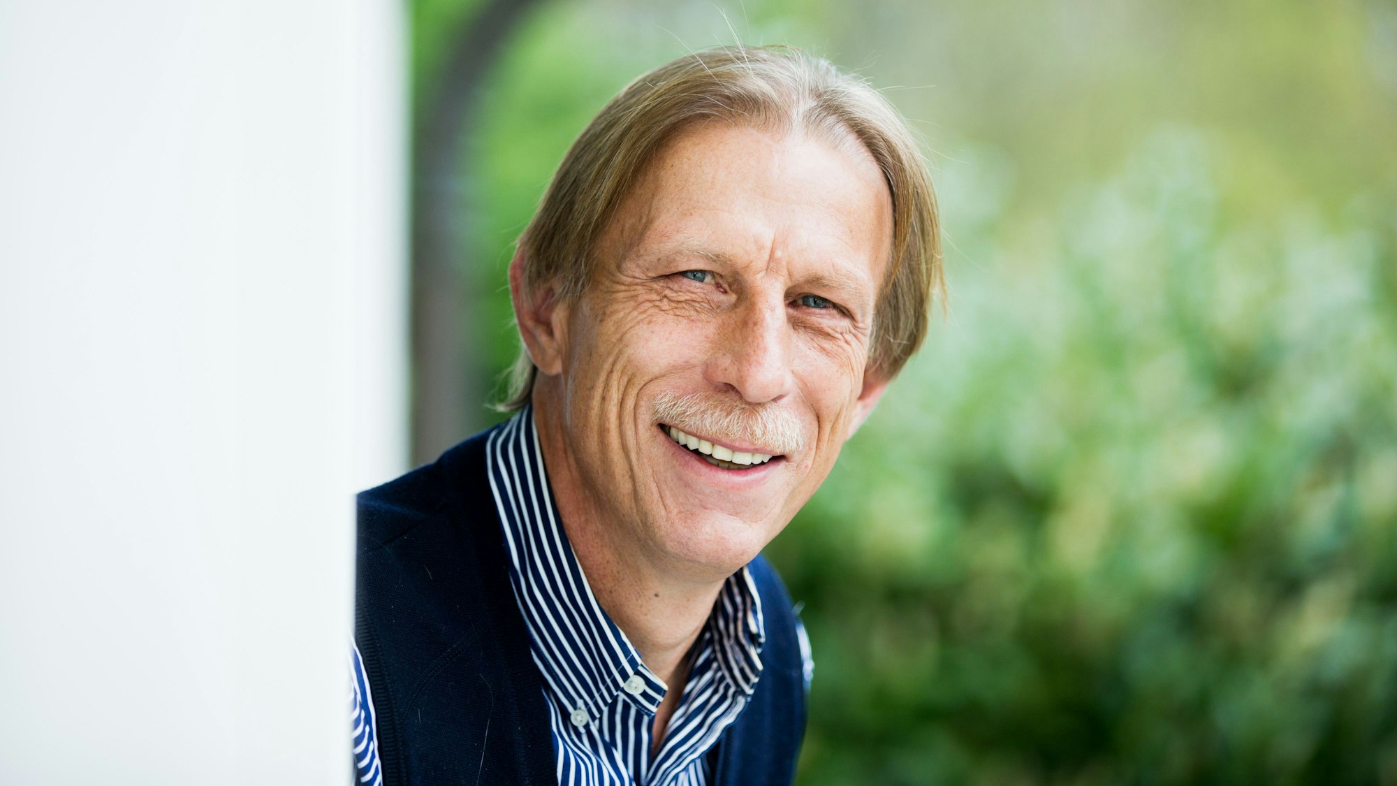 Fußballtrainer Christoph Daum am 19.04.2016 während eines dpa-Interviews in seinem Büro neben seiner Villa in Köln (Nordrhein-Westfalen).