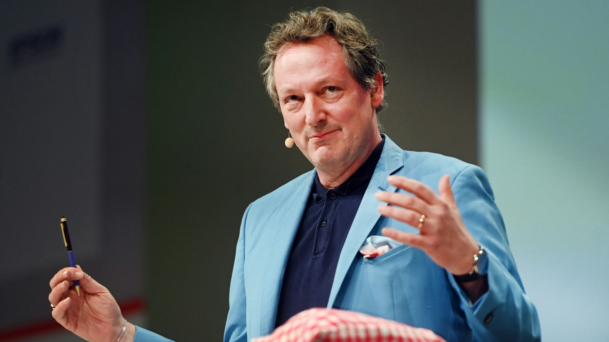 Der Kabarettist und Arzt Eckart von Hirschhausen hält den Eröffnungsvortrag beim Deutschen Schulleiterkongress zu Nachhaltigkeit, Klimaschutz und Gesundheitskompetenz im Bereich Schule.