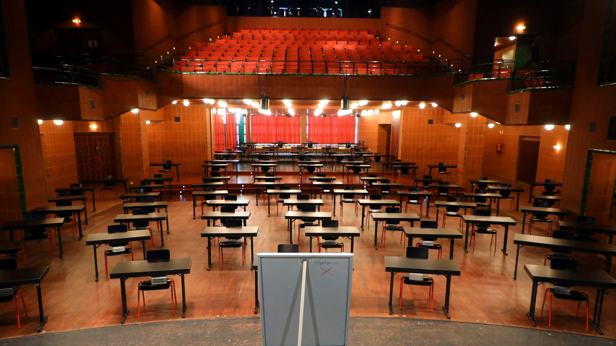 Im Bergischen Löwen stehen Stühle und Tische für die Ratssitzung.