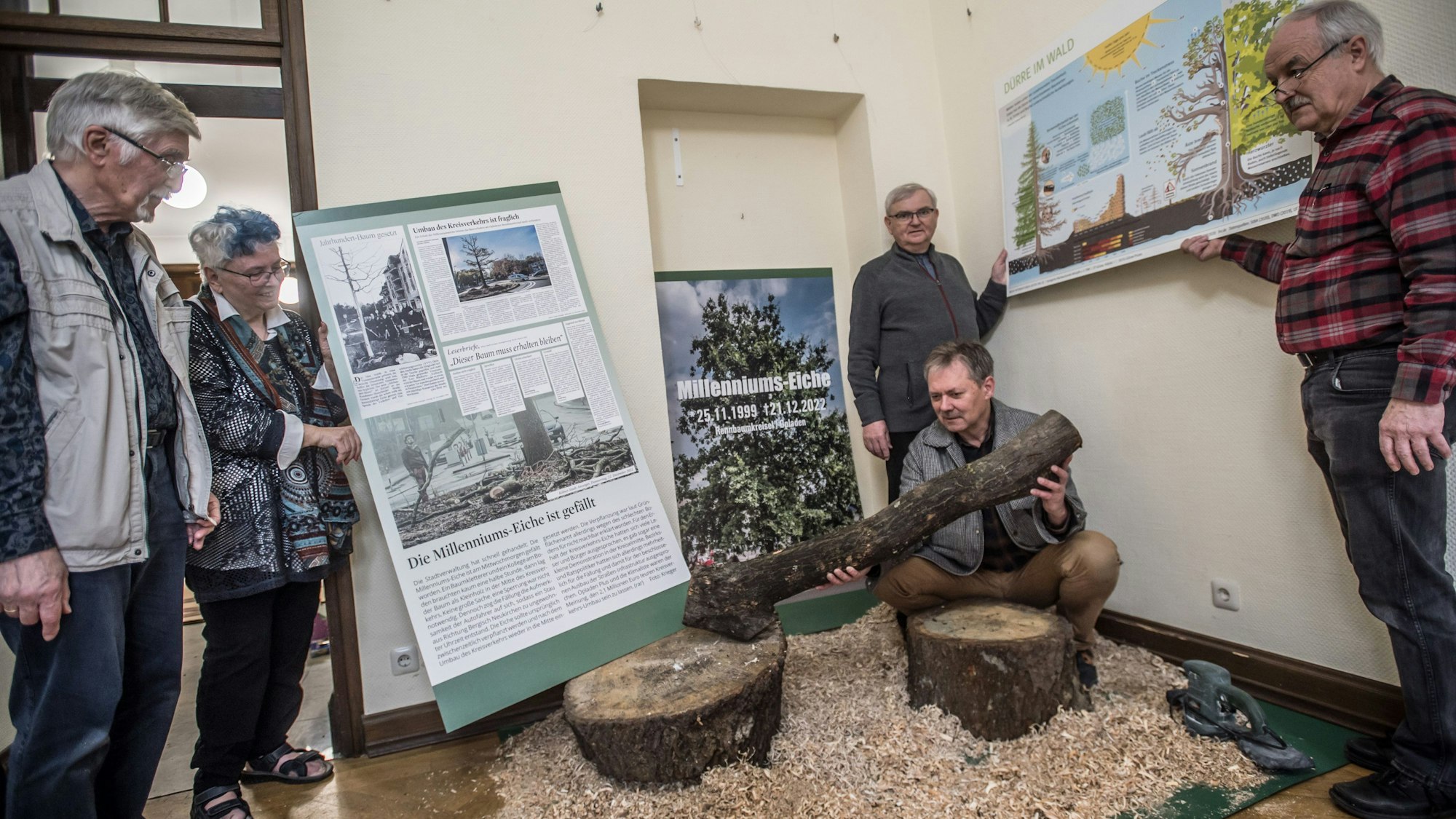 Reste der gefällten Millenniums-Eiche aus dem Kreisverkehr an der Rennbaumstraße. Ausstellung Bäume in Leverkusen, Walter Montkowski, Gabriele Pelzer, der Grafiker Norbert Kaluza, Bernhard Geuß und Gernot Herzog. Foto: Ralf Krieger