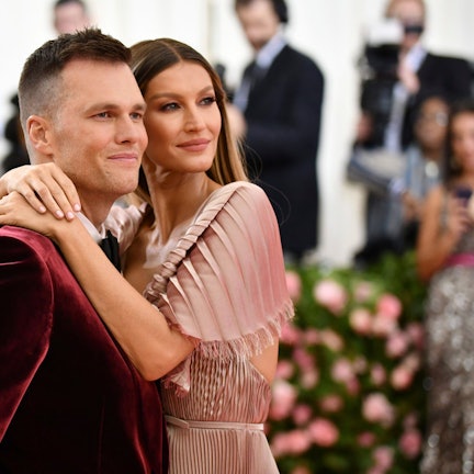 Football-Star Tom Brady und das Model Gisele Bündchen kommen zu einer Benefizveranstaltung des Metropolitan Museum of Art Costume Institute. Zum Start der neuen NFL-Saison dreht sich wieder vieles um Superstar Brady (zu dpa «Rückkehr der Überfigur: Tom Bradys nächste Titelmission») Foto: Charles Sykes/Invision/AP/dpa +++ dpa-Bildfunk +++