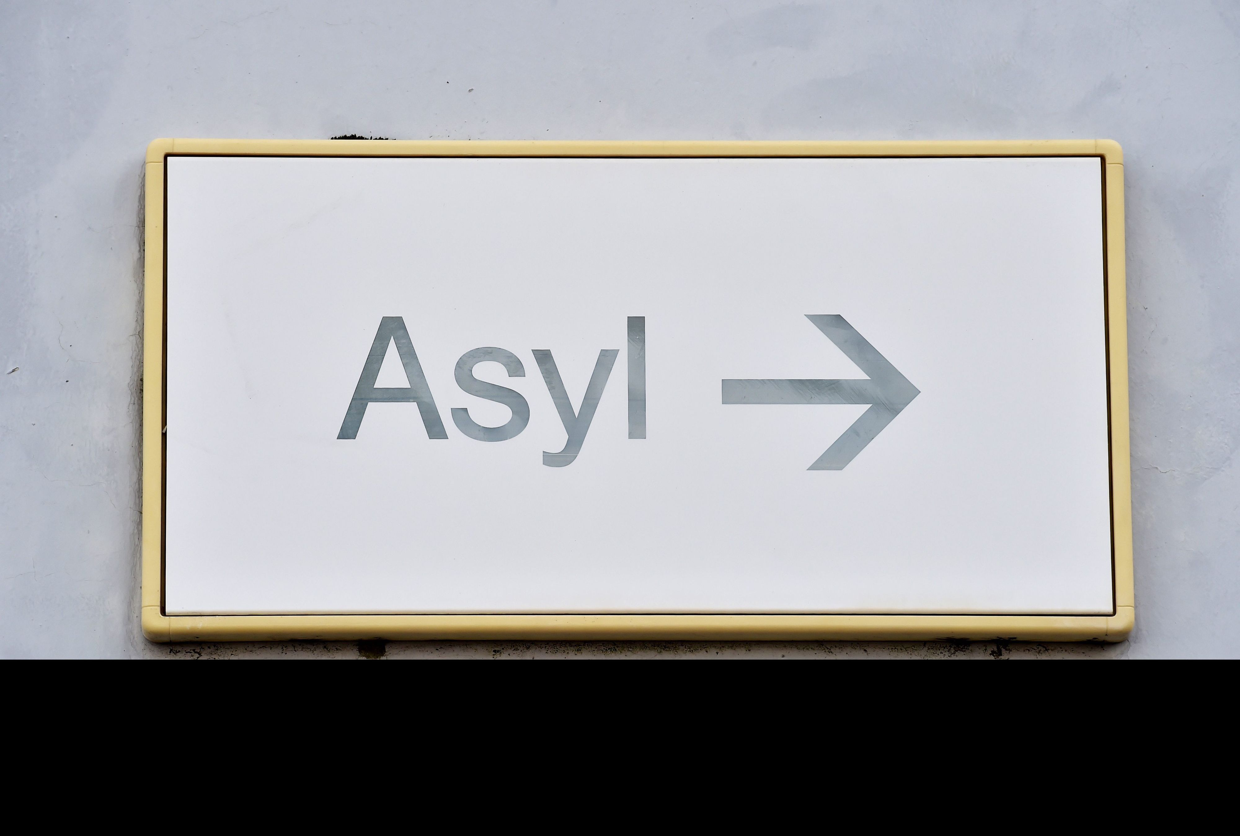 Ein Schild mit der Aufschrift Asyl