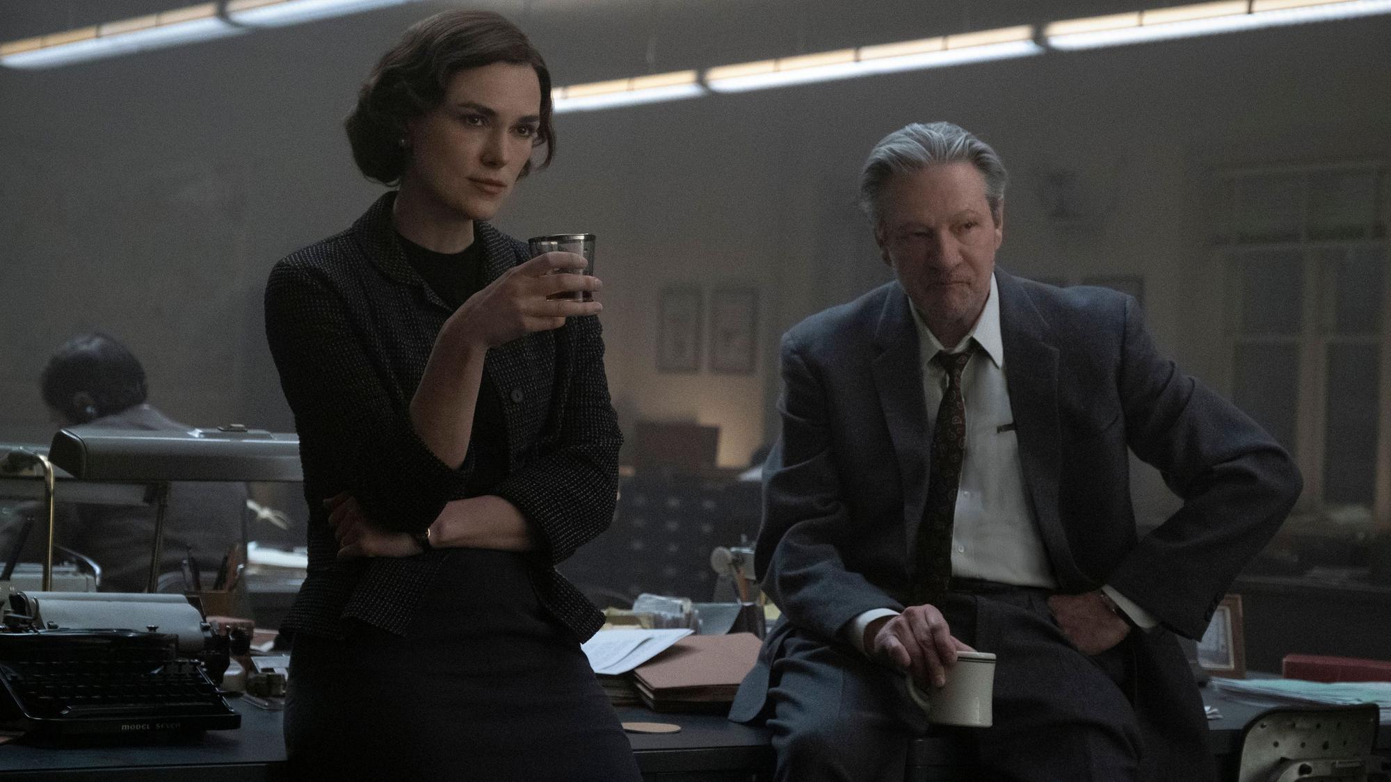 Keira Knightley und Chris Cooper trinken Kaffee in einem Büro.