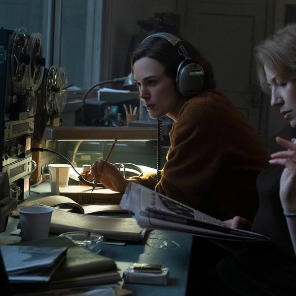 Keira Knightley als Loretta McLaughlin (links) und Carrie Coon als Jean Cole sitzen vor einem Tonbandgerät.