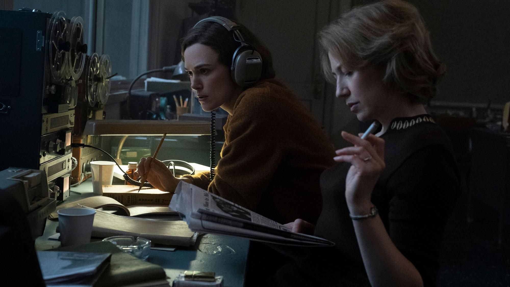 Keira Knightley als Loretta McLaughlin (links) und Carrie Coon als Jean Cole sitzen vor einem Tonbandgerät.