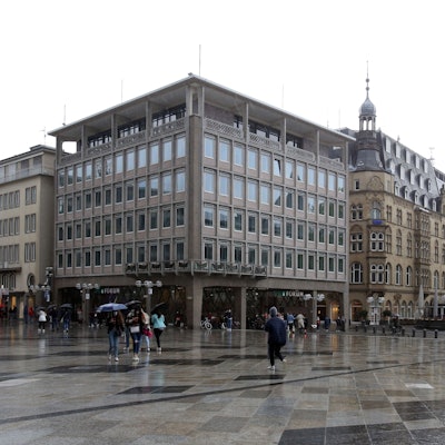 Blick von der Domplatte auf das Domforum.