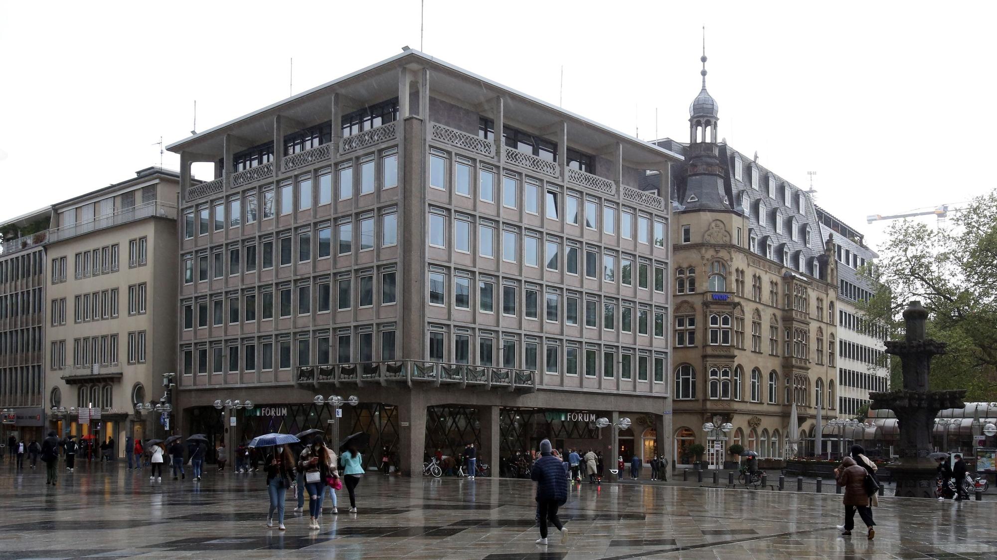 Blick von der Domplatte auf das Domforum.
