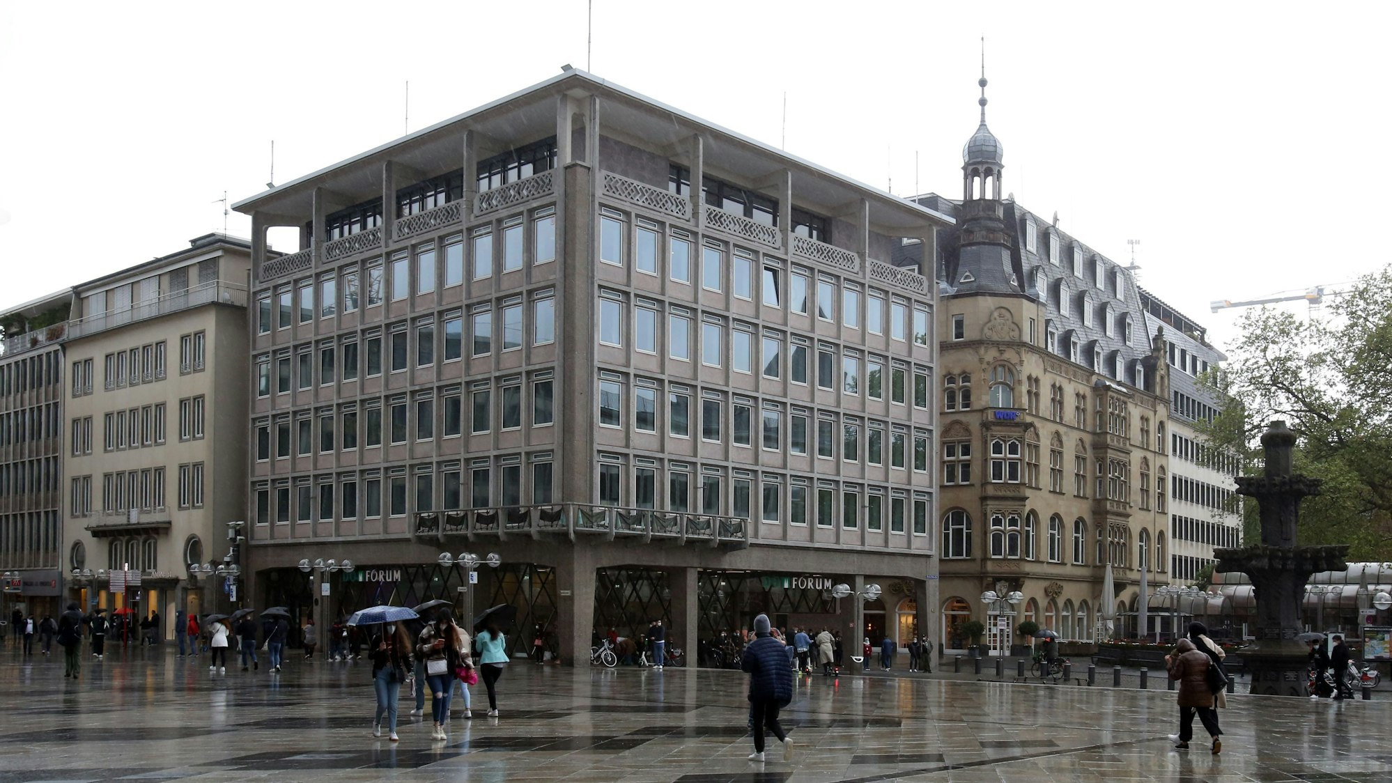 Blick von der Domplatte auf das Domforum.