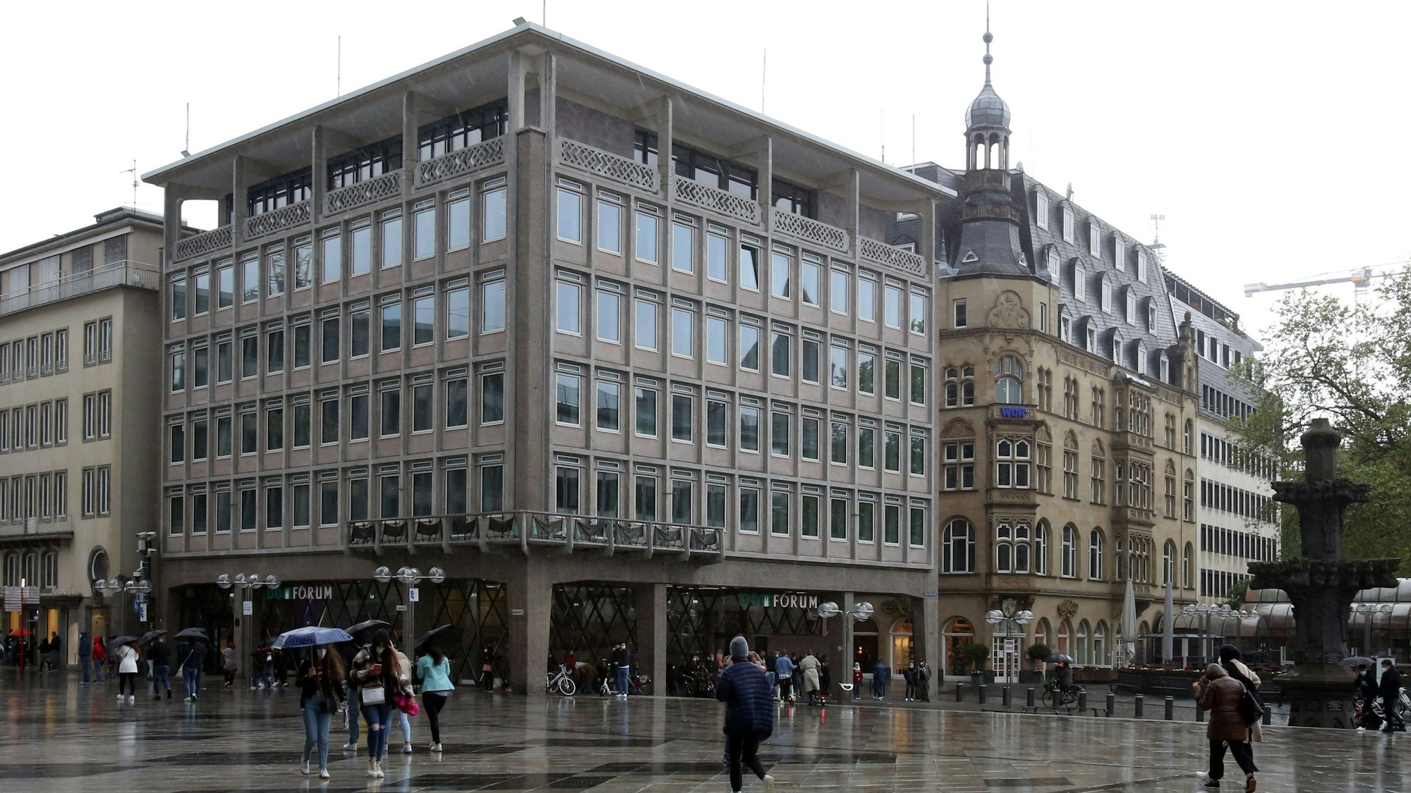 Das Domforum gegenüber dem Haupteingang zur Kölner Kathedrale