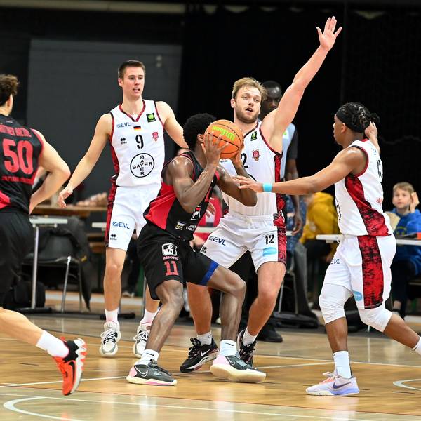 18.03.2023, Basketball-Bayer Giants-Artland Dragons
links: Marius Stoll (Bayer)
mitte: Melvin Jostmann (Bayer)
Foto: Uli Herhaus