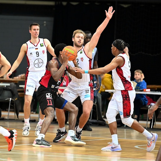 18.03.2023, Basketball-Bayer Giants-Artland Dragons
links: Marius Stoll (Bayer)
mitte: Melvin Jostmann (Bayer)
Foto: Uli Herhaus