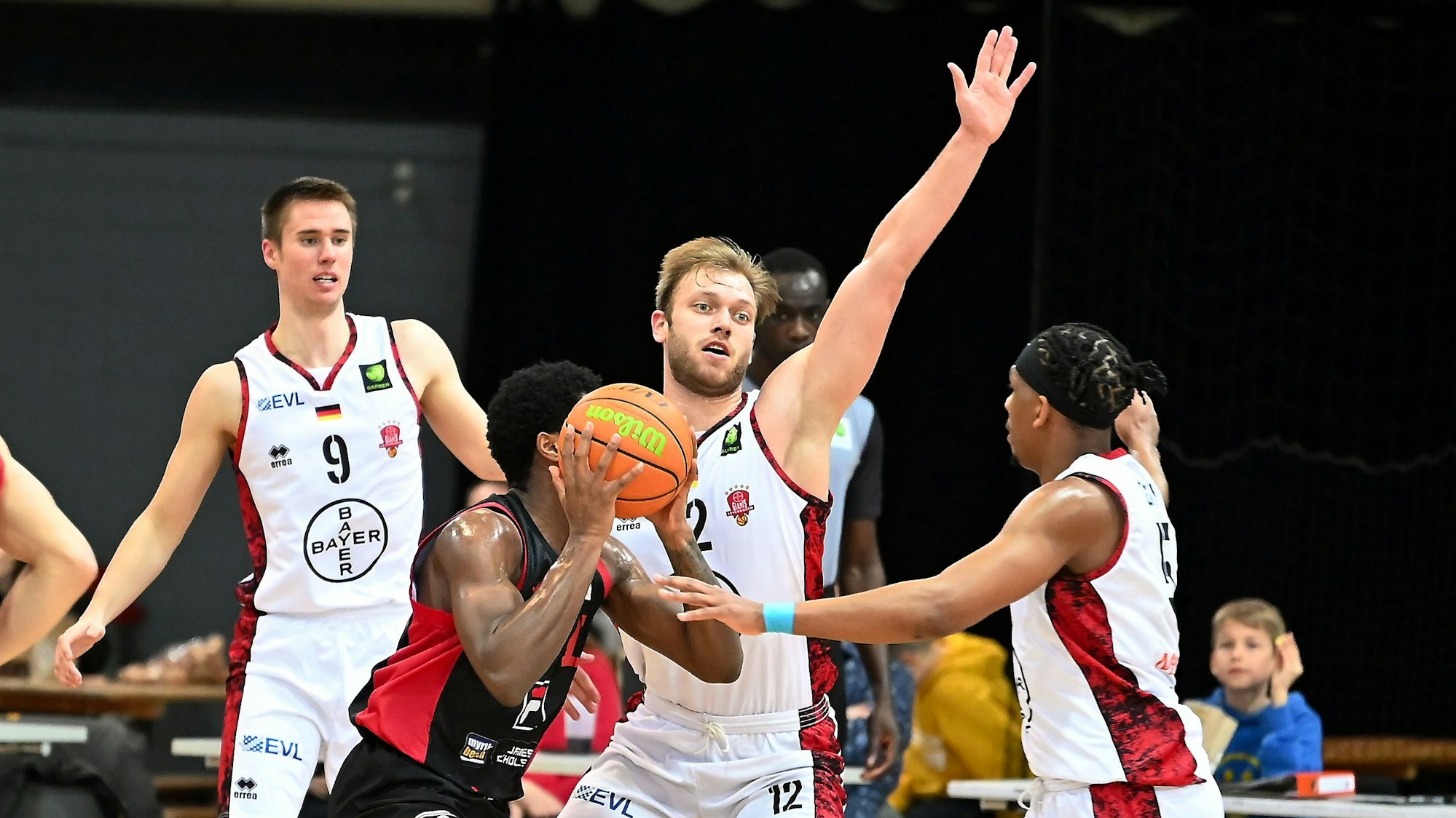 18.03.2023, Basketball-Bayer Giants-Artland Dragons
links: Marius Stoll (Bayer)
mitte: Melvin Jostmann (Bayer)
Foto: Uli Herhaus
