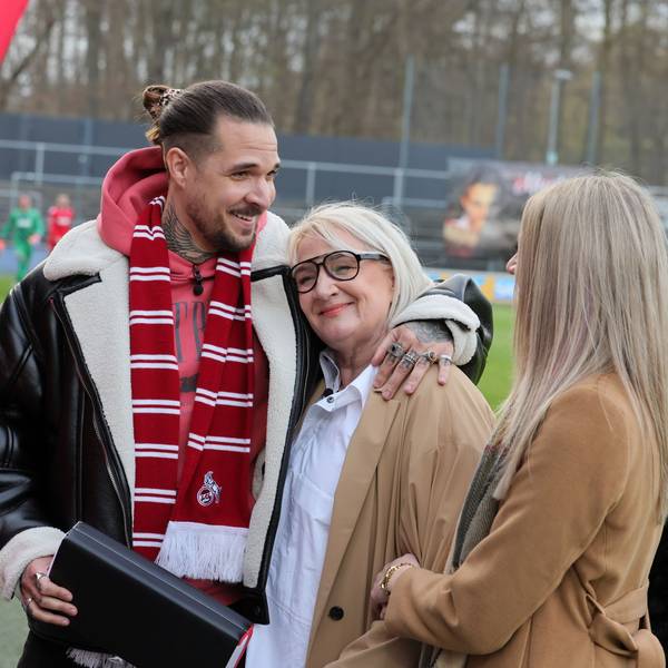Zico Banach, Sohn von Maurice Banach, umarmt vor dem Anpfiff seine Mutter Claudia Weigl-Banach.