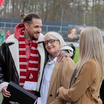 Zico Banach, Sohn von Maurice Banach, umarmt vor dem Anpfiff seine Mutter Claudia Weigl-Banach.