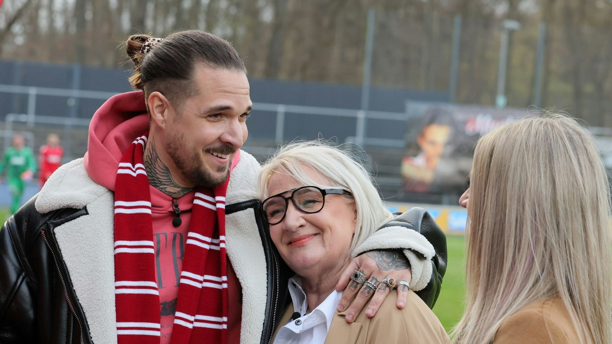 Zico Banach, Sohn von Maurice Banach, umarmt vor dem Anpfiff seine Mutter Claudia Weigl-Banach.