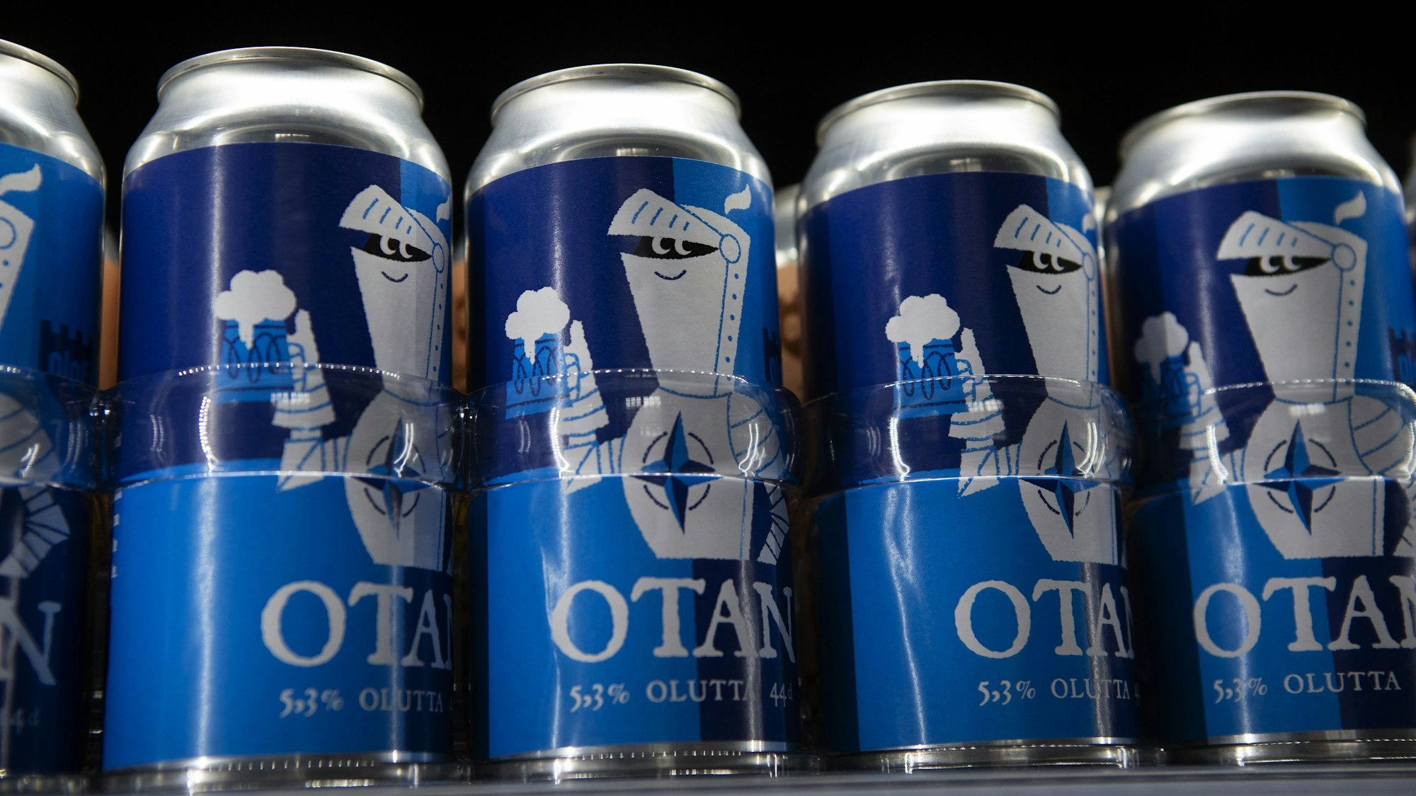 Mehrere Bierdosen stehen aufgereiht nebeneinander