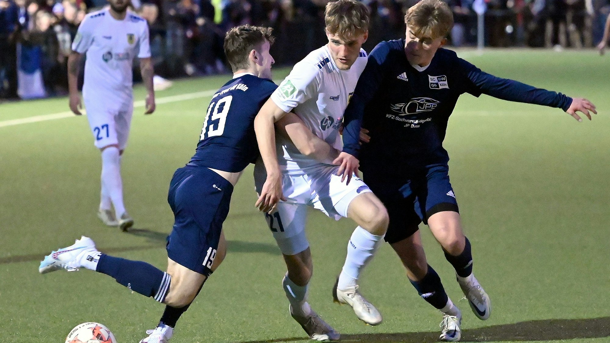 22.03.2023, Fussball-Blau Weiss Köln-Düren
links: Yannik Paul (BW Köln)
rechts: Mirko Wiersch (BW Köln9
Foto: Uli Herhaus