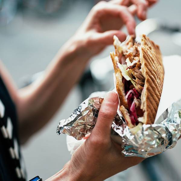 Frau isst einen Döner