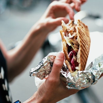 Frau isst einen Döner
