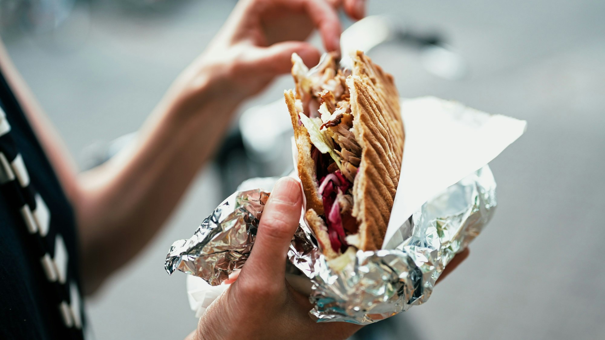 Frau isst einen Döner