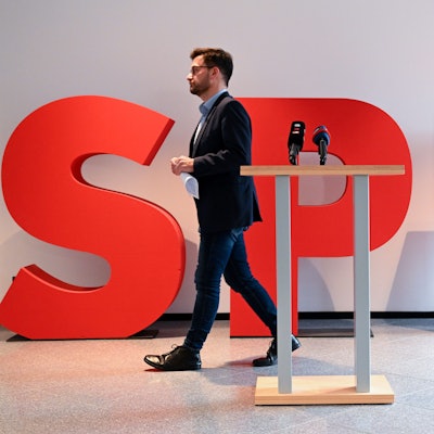 Thomas Kutschaty, Landesvorsitzender der SPD in Nordrhein-Westfalen, geht nach einem Statement im Johannes-Rau-Haus. Der nordrhein-westfälische SPD-Parteichef Thomas Kutschaty ist zurückgetreten.
