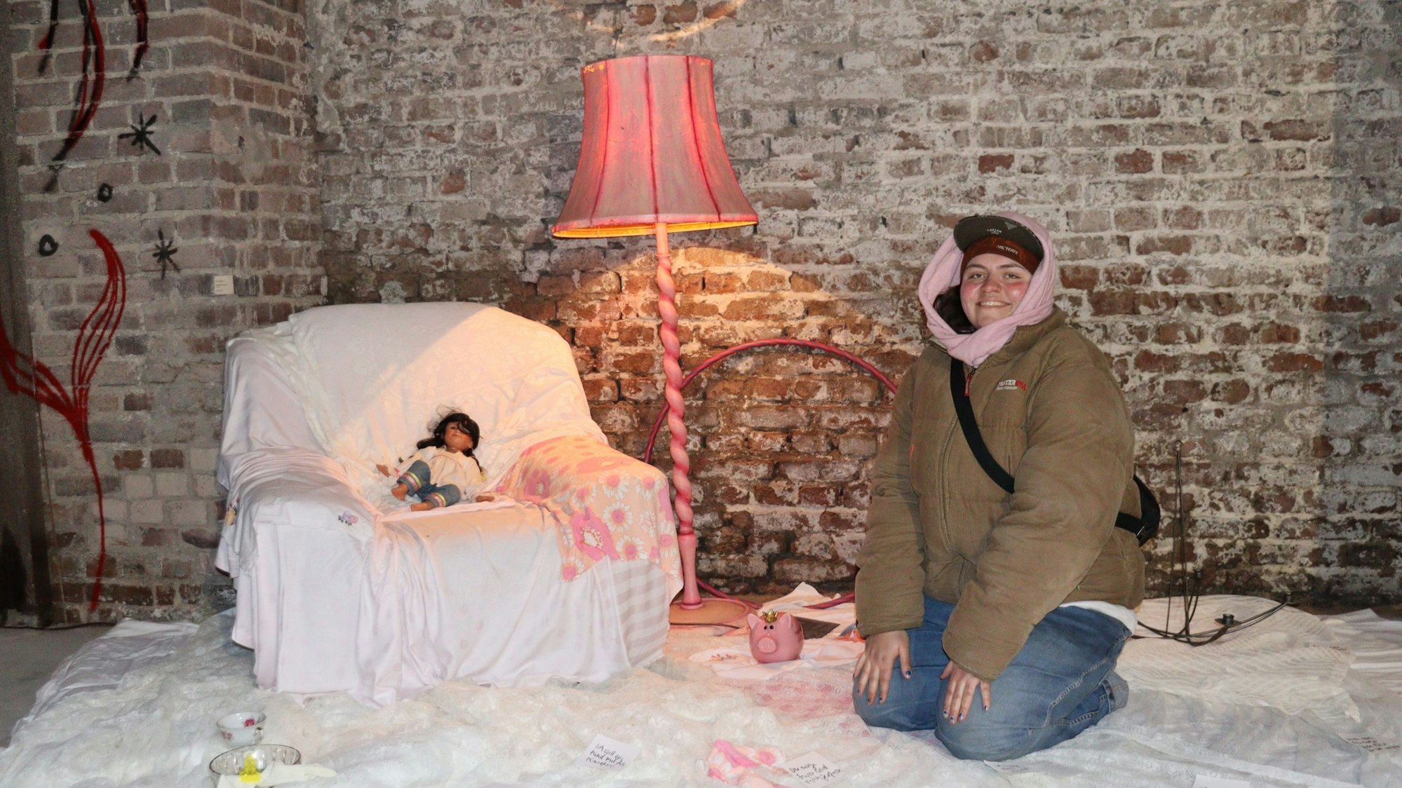 Belena Haria Meckert sitzt vor ihrem Kunst-Projekt.