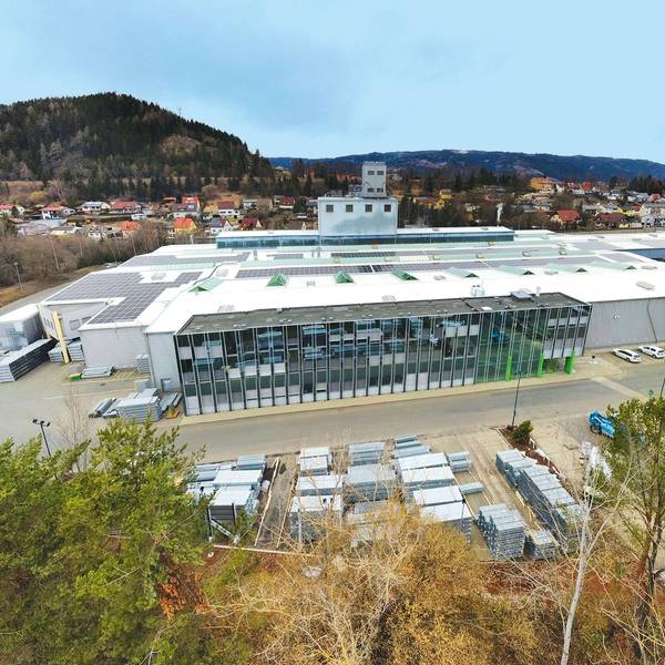 Blick aus erhöhter Perspektive auf das Wuppermann-Werk in Judenburg, Steiermark