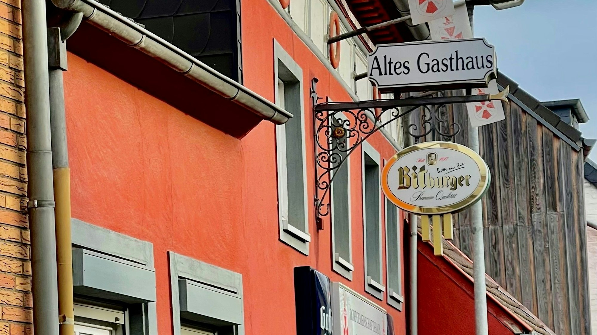 Das Haus, man sieht das Gastschild.