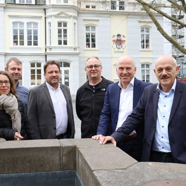 Die neuen Altstadtmanager Hans-Helmut Schild (r.) und Ulrich Keinath (2.v.r.) mit (v.l.) Anya Geider, Dominik Braunsteiner, Bürgermeister Lutz Wagner und dem Technischen Dezernenten Theo Krämer vor dem Rathaus.