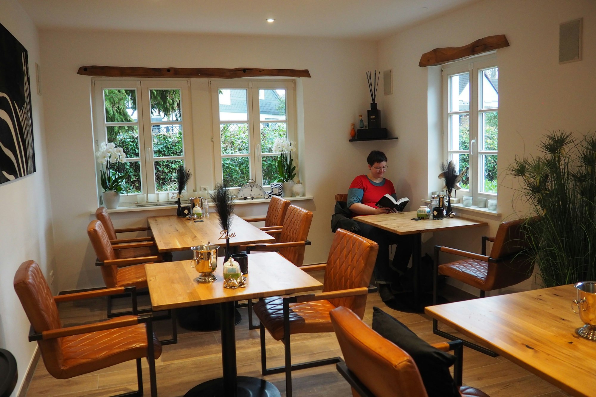 Heaven's Fachwerk, Café in Leichlingen, Neukirchener Straße 68, Inhaberin Marion Alexander. Innenraum mit Café-Besucherin.