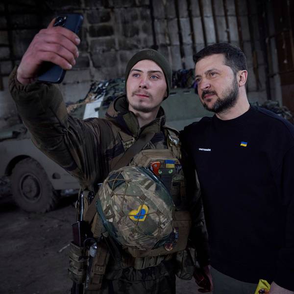 tWolodymyr Selenskyj und ein Soldat machen ein Foto nach einer Auszeichnungszeremonie in einer Stellung in der Nähe von Bakhmut.