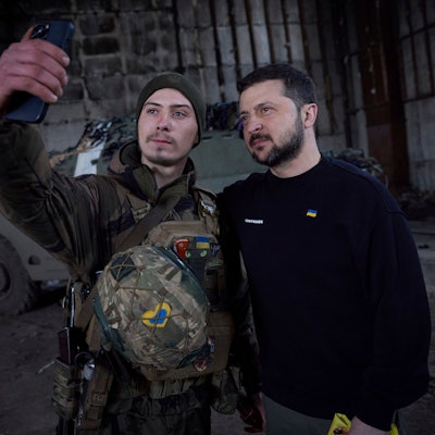 tWolodymyr Selenskyj und ein Soldat machen ein Foto nach einer Auszeichnungszeremonie in einer Stellung in der Nähe von Bakhmut.