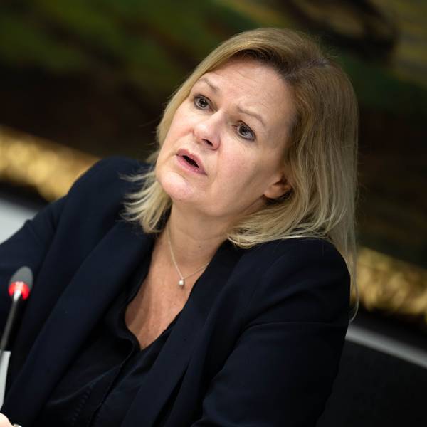 Bundesinnenministerin Nancy Faeser (SPD) spricht bei einer Pressekonferenz.