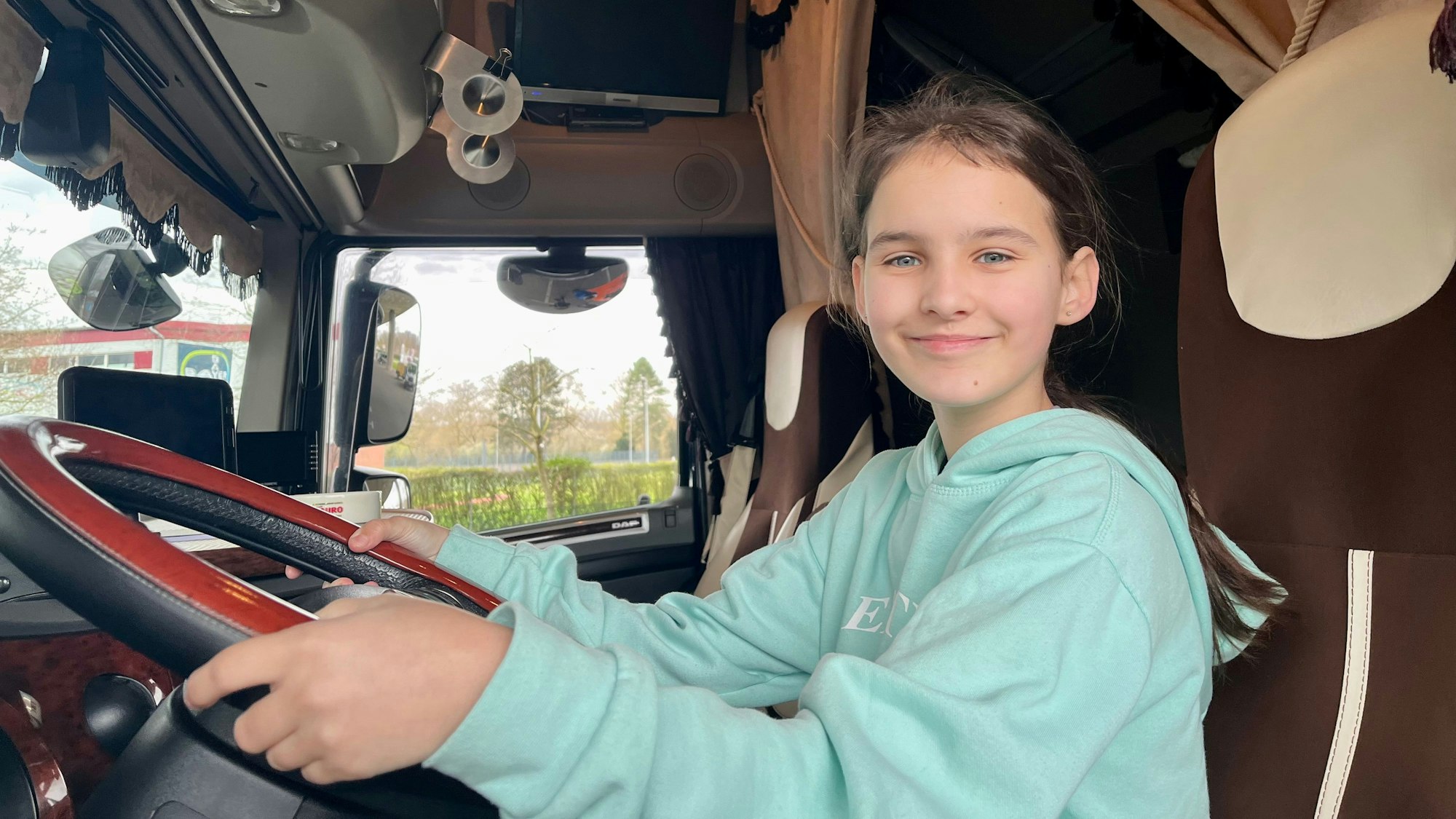 Fünftklässlerin Maya am Steuer eines LKW.