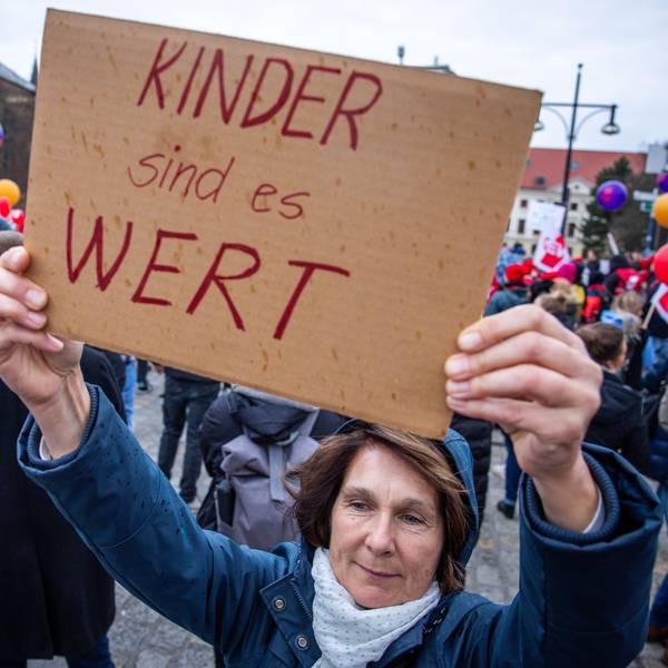 Mit einem Warnstreik und einer Kundgebung fordern Erzieherinnen und Erziehern bessere Betreuungsmöglichkeiten in Kindertagesstätten. Die Gewerkschaft GEW hatte in rund 40 Kitas zum Warnstreik aufgerufen, rund 300 Erzieher nahmen der GEW zufolge teil. Mit der Aktion wollte die GEW Druck in der laufenden Tarifauseinandersetzung im öffentlichen Dienst ausüben.