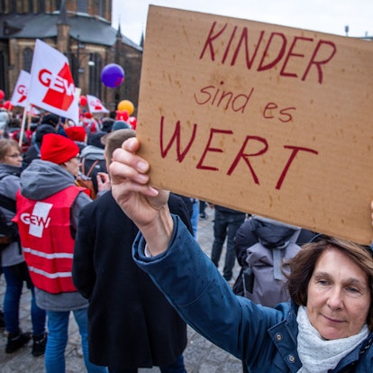 Mit einem Warnstreik und einer Kundgebung fordern Erzieherinnen und Erziehern bessere Betreuungsmöglichkeiten in Kindertagesstätten. Die Gewerkschaft GEW hatte in rund 40 Kitas zum Warnstreik aufgerufen, rund 300 Erzieher nahmen der GEW zufolge teil. Mit der Aktion wollte die GEW Druck in der laufenden Tarifauseinandersetzung im öffentlichen Dienst ausüben.