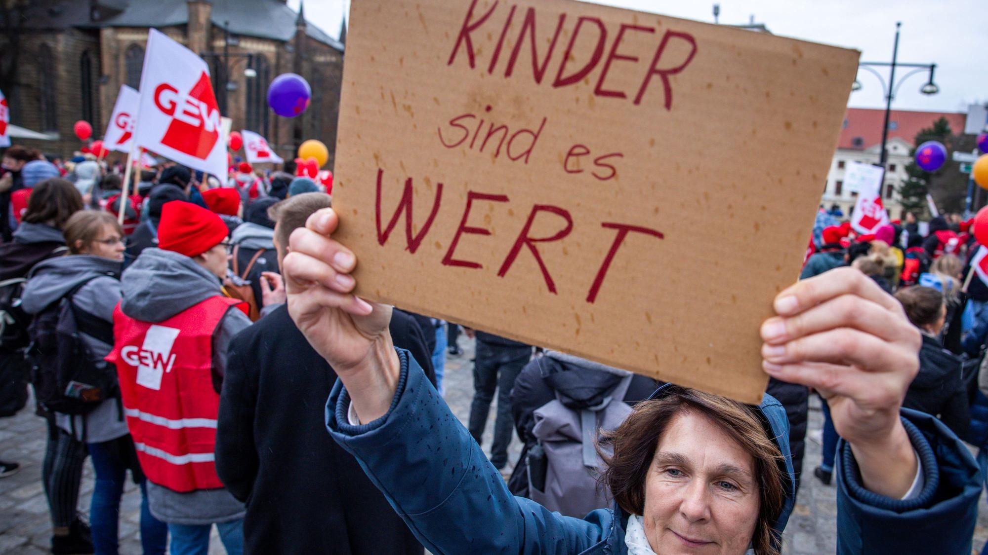Mit einem Warnstreik und einer Kundgebung fordern Erzieherinnen und Erziehern bessere Betreuungsmöglichkeiten in Kindertagesstätten. Die Gewerkschaft GEW hatte in rund 40 Kitas zum Warnstreik aufgerufen, rund 300 Erzieher nahmen der GEW zufolge teil. Mit der Aktion wollte die GEW Druck in der laufenden Tarifauseinandersetzung im öffentlichen Dienst ausüben.