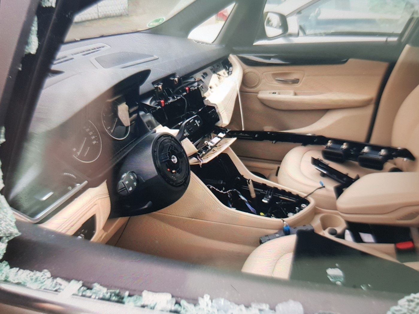 Eine Scheibe eines Autos ist eingeschlagen und das Navi aus dem Inneren gestohlen.