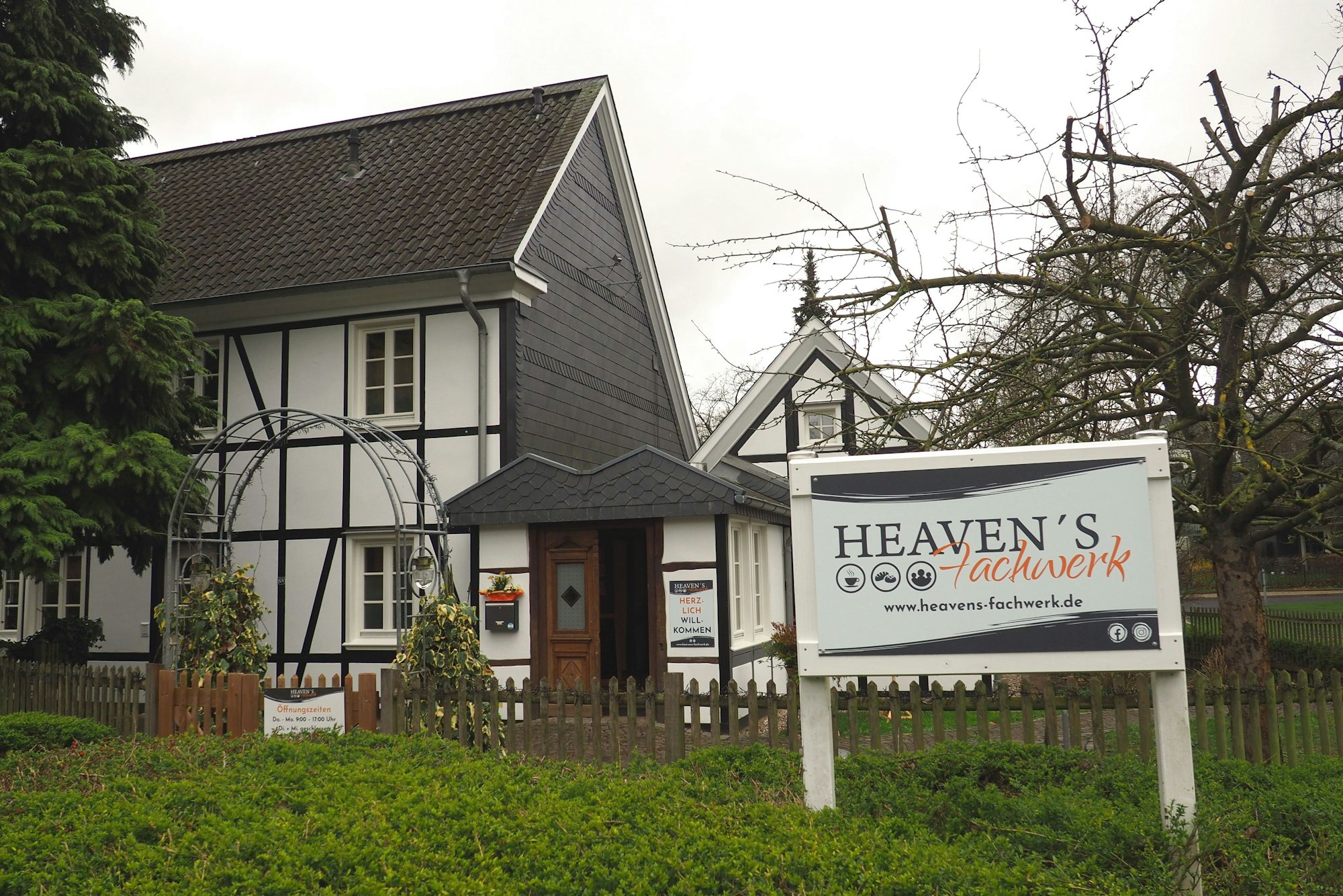 Heaven's Fachwerk, Café in Leichlingen, Neukirchener Straße 68, Inhaberin Marion Alexander, Front, Haupteingang.