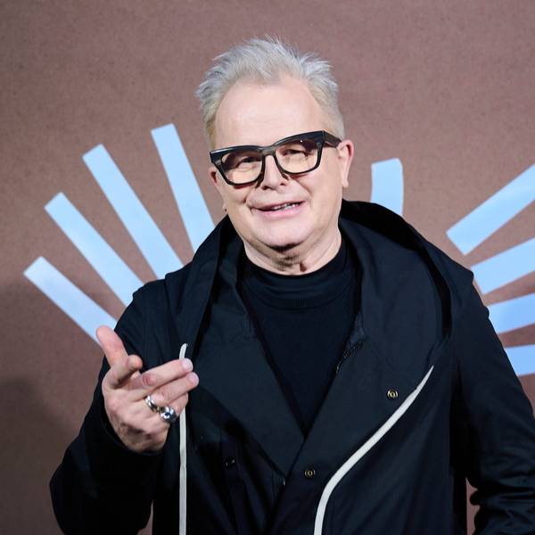 Der Musiker Herbert Grönemeyer kommt zur Präsentation seines neuen Albums „Das ist los“ ins Berliner Lovis Restaurant. Er trägt eine dunkelblaue Winterjacke, einen schwarzen Pullover und eine große, schwarze Hornbrille.