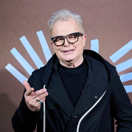 Der Musiker Herbert Grönemeyer kommt zur Präsentation seines neuen Albums „Das ist los“ ins Berliner Lovis Restaurant. Er trägt eine dunkelblaue Winterjacke, einen schwarzen Pullover und eine große, schwarze Hornbrille.