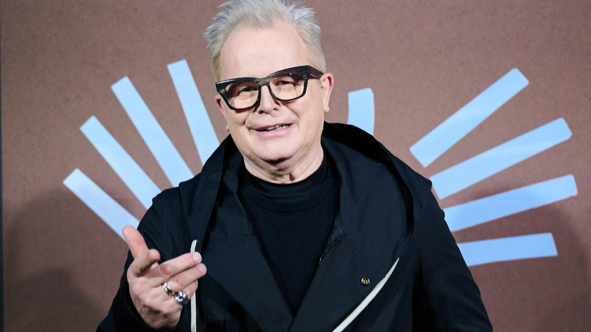 Der Musiker Herbert Grönemeyer kommt zur Präsentation seines neuen Albums „Das ist los“ ins Berliner Lovis Restaurant. Er trägt eine dunkelblaue Winterjacke, einen schwarzen Pullover und eine große, schwarze Hornbrille.